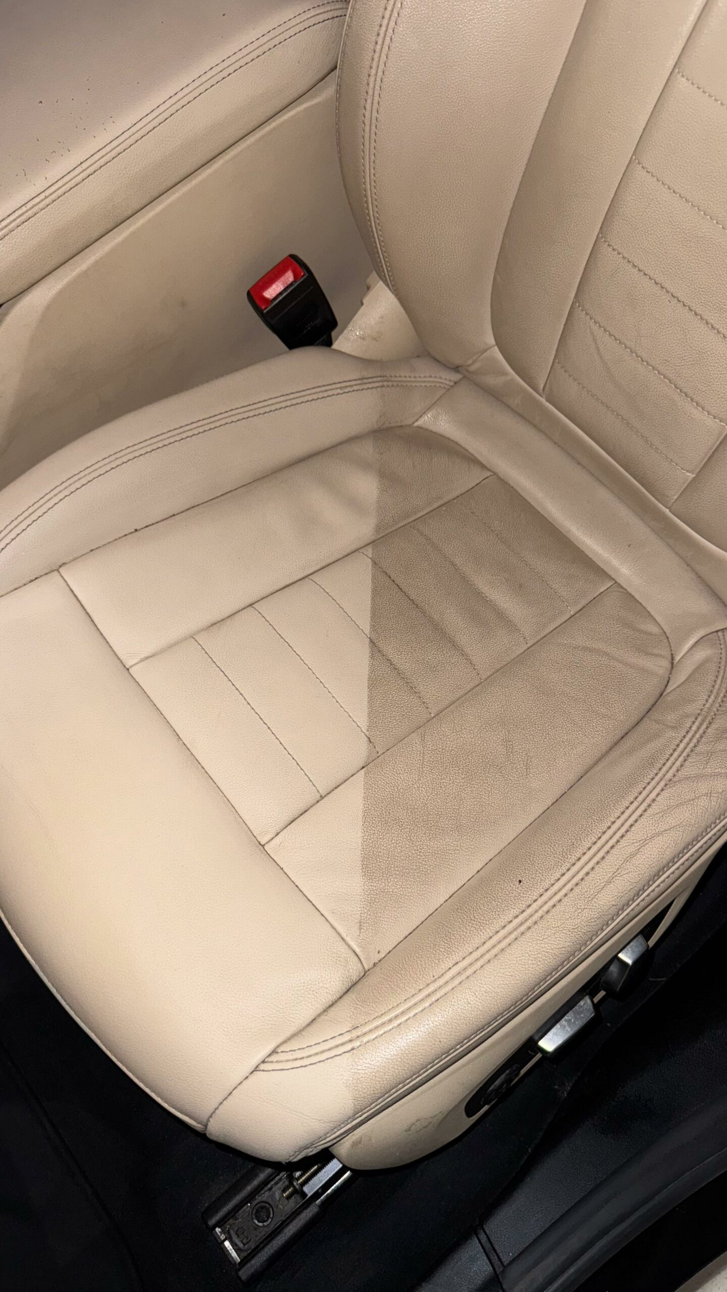 Nettoyage et traitement céramique cuir voiture dans notre atelier en Belgique