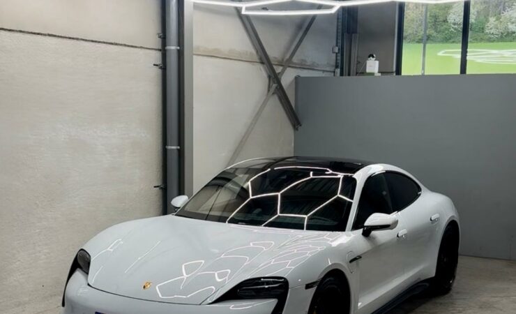 Rénovation complète d’une Porsche Taycan Turbo S, nettoyage intérieur et polissage extérieur