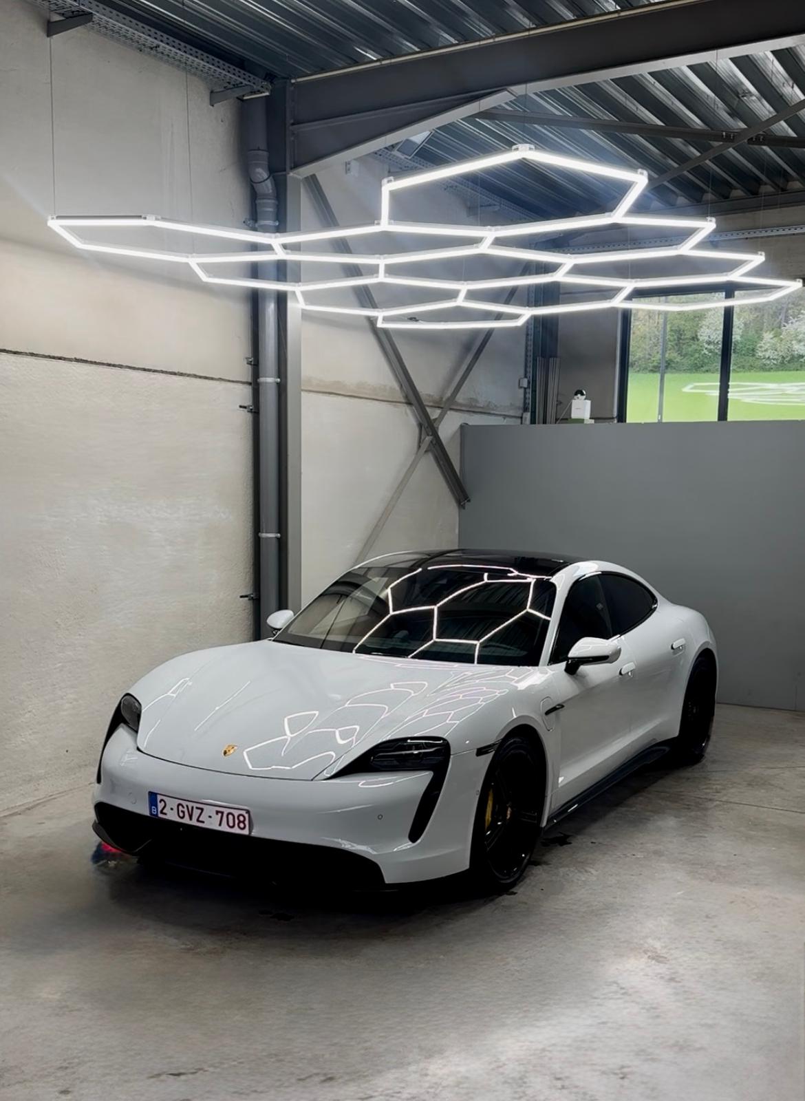 Rénovation complète d’une Porsche Taycan Turbo S, nettoyage intérieur et polissage extérieur