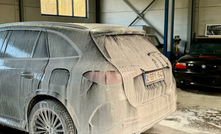 Pose d’un traitement céramique sur une Mercedes GLC neuve dans l’atelier Washello à Bruxelles