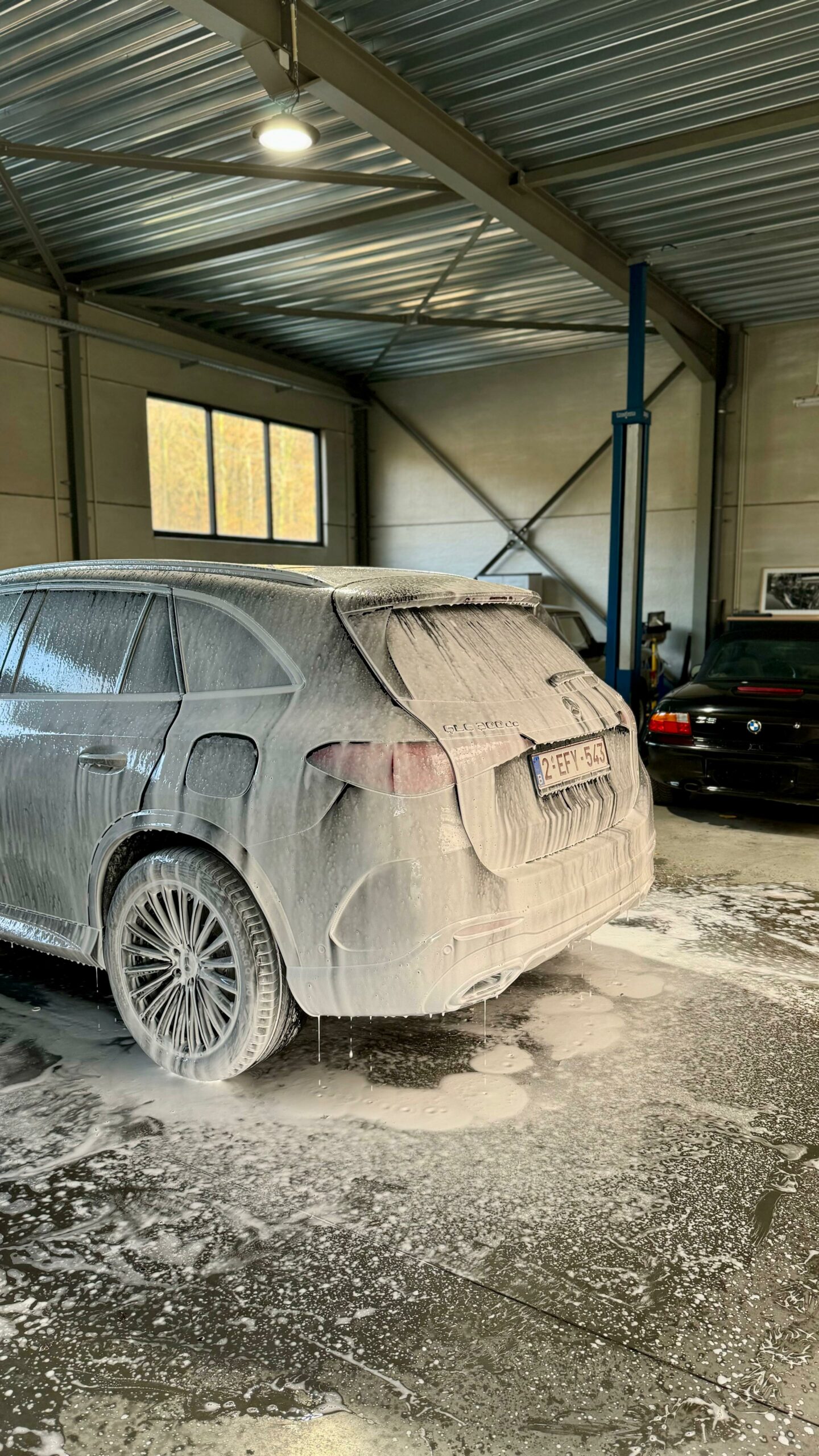Pose d’un traitement céramique sur une Mercedes GLC neuve dans l’atelier Washello à Bruxelles